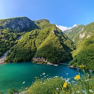  Hostel Riverside Komani Albanië